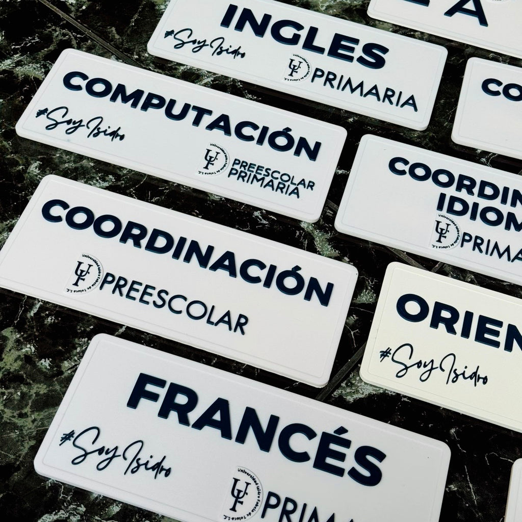 Señalética adherible Personalizada 20×12 cm (con logo)