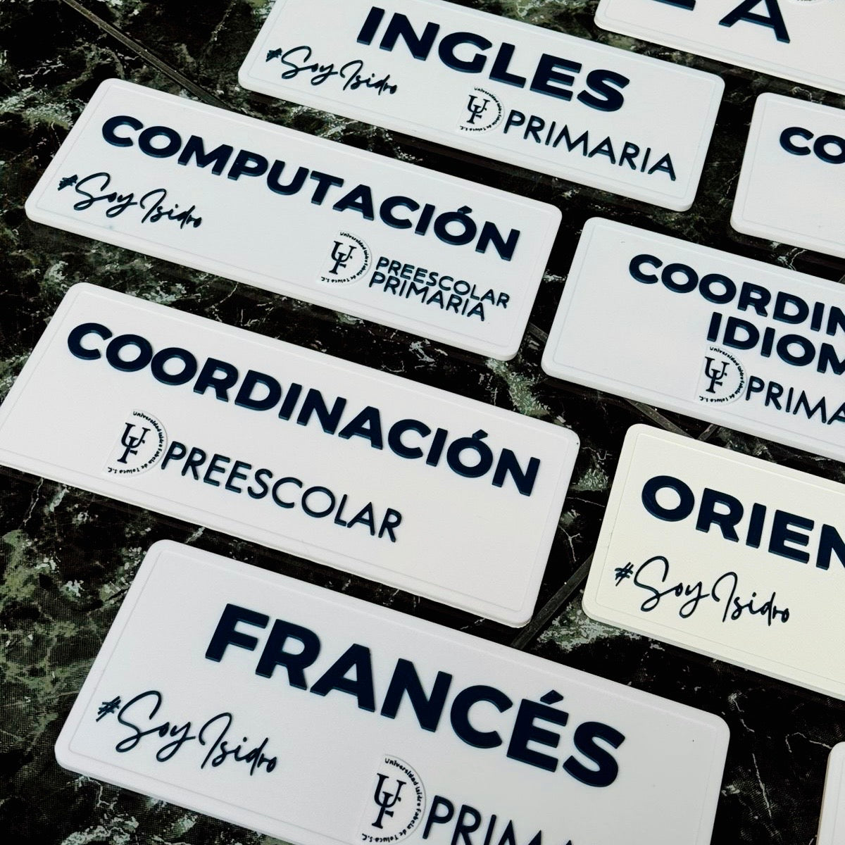 Señalética adherible Personalizada 20×12 cm (con logo)